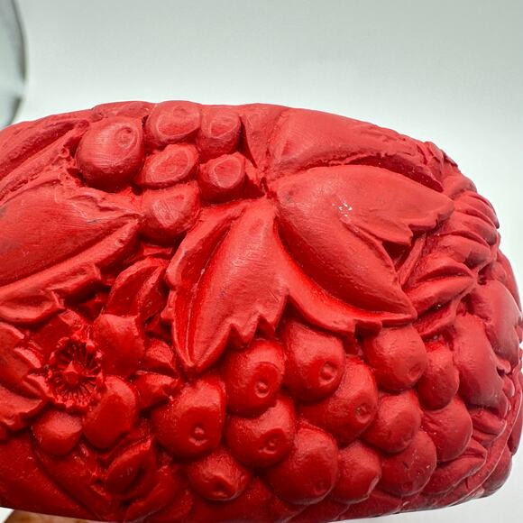 Vintage massive red Cinnabar Chinese carved lacquer floral bangle bracelet - Picture 4 of 10